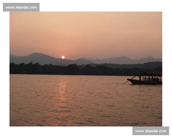 光影交织下的瞬间记忆与城市生活的静谧美感探索